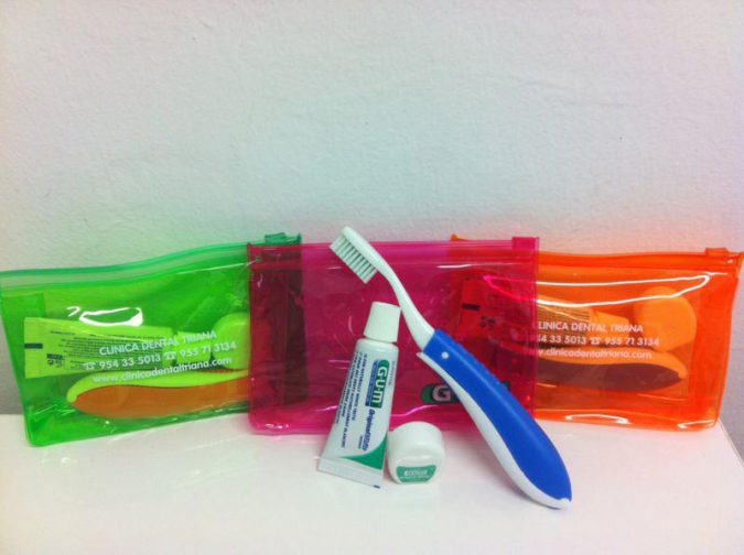 Durante los meses de Julio y Agosto te regalamos un kit de higiene dental de viaje para tus vacaciones sólo en la Clínica Dental Triana